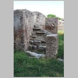 1045 ostia - regio v - insula xi - portico del monumento repubblicano (v,xi,4) - westseite - 2. shop von re - li - treppe - 2017.jpg